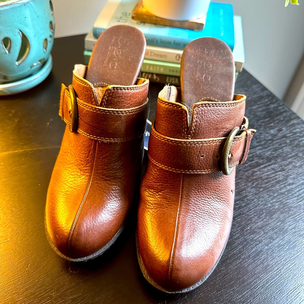 b.o.c. leather clogs